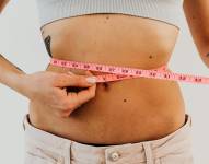 Persona midiendose la cintura