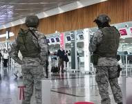 Soldados del ejército ecuatoriano vigilan el aeropuerto