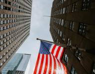 Bandera estadounidense ondeando en un edificio de Manhattan, NY