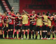 Jugadores de Paranaense celebran al vencer a LDU hoy, en un partido de los cuartos de final de la Copa Sudamericana entre Atlético Paranaense y LDU Quito en el estadio Arena da Baixada en Curitiba (Brasil). EFE/Alexandre Schneider/Pool