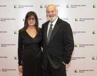 Rob Reiner (derecha) y Michelle Reiner (izquierda) en la 46.ª edición anual de los Honores del Centro Kennedy en el Departamento de Estado en Washington DC.
