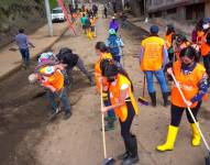 Minga de limpieza en el sector de La Comuna y sector La Gasca afectados por el deslave del pasado lunes.