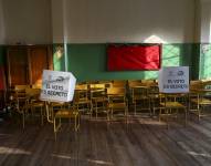 Fotografía de una mesa de votación para las elecciones locales de Ecuador y el referéndum promovido por el Gobierno para reformar la Constitución hoy.