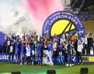 Jugadores de Universidad Católica celebran tras quedar campeones de la Copa Ecuador