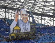 Aficionados del Olympique de Marsella con una enorme pancarta del Papa Francisco a su llegada para celebrar la misa en el estadio Velódromo, el 23 de septiembre de 2023.