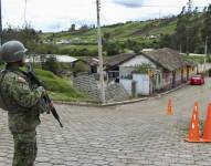 Un soldado ecuatoriano de la IV División del Ejército Amazonas patrulla en la frontera.