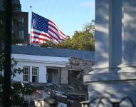 Inicia demolición parcial de la Casa Blanca para construir salón de baile promovido por Trump.