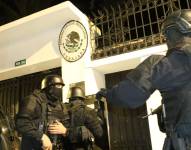 Ingreso de grupos especiales de la Policía a la Embajada de México, para la captura del ex vicepresidente Jorge Glas, el pasado viernes 5 de abril.