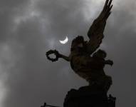 Así se ve el Eclipse Solar Anular desde el Ángel de la Independencia en México.