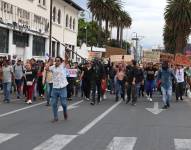 Ibarra. 29 de septiembre de 2025. Ciudadanos marchan hacia la Gobernación de Imbabura.