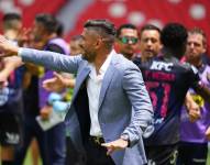 El entrenador de Independiente del Valle, Javier Gandolfi, da indicaciones ante Universidad Católica