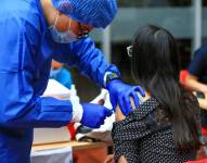 Una persona recibe una dosis de la vacuna contra la covid-19 en Quito (Ecuador), en una fotografía de archivo. EFE/José Jácome
