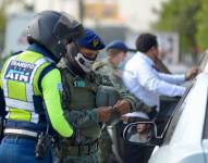 Solo en Guayas se detuvieron a más de 200 personas, y en los operativos se decomisaron explosivos, municiones y armas de fuego. EFE