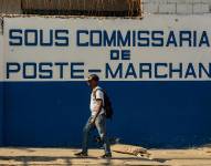 Fotografía de un hombre que camina en Poste Marcharnd en Puerto Príncipe (Haití). EFE/ Mentor David Lorens