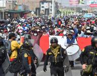 Manifestantes marchan en contra del Gobierno de la presidenta Dina Boluarte, en las calles de la ciudad de Arequipa (Perú).