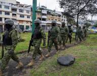 Militares participan en un operativo de control en Quito.