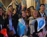 Simpatizantes del No fueron registrados este domingo al celebrar en una concentración, luego del referéndum contra la Ley de Urgente Consideración (LUC), en Montevideo (Uruguay). EFE/Alejandro Prieto