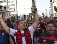 Seguidores del Flamengo lo alientan a su llegada al hotel Oro Verde, en el centro de la ciudad.