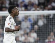 El delantero del Real Madrid Vinicius Jr, reacciona al ser sustituido durante el partido de la décima jornada de LaLiga, que Real Madrid y FC Barcelona disputaron en el estadio Santiago Bernabéu.