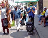 En las calles de Lima todavía se utiliza mascarilla.