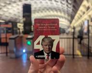 Una persona sostiene una tarjeta del metro conmemorativa con la imagen del presidente electo de Estados Unidos Donald Trump este 16 de enero de 2025, en un estación en Washington.