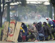 Manifestantes se enfrentan a la policía durante una protesta contra el gobierno del presidente Guillermo Lasso en Quito, Ecuador, el martes 21 de junio de 2022.