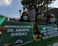 Miembros de un grupo a favor del aborto, protestan frente la Asamblea Nacional en Quito, en una fotografía de archivo. EFE/José Jácome