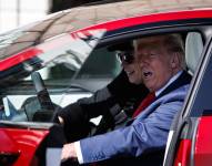El presidente de Estados Unidos, Donald Trump, se sienta en un Tesla Model S con el director ejecutivo de Tesla y su asesor principal, Elon Musk, en el jardín sur de la Casa Blanca en Washington, D.C., EE.UU., el 11 de marzo de 2025.