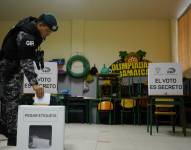 Olón, Santa Elena, domingo 13 de abril del 2025 | Votaciones en la Escuela de Educación Básica Dr. Antonio Moya, votantes acudieron a sufragar en la segunda vuelta.