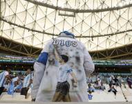 GR2002. LUSAIL (CATAR), 22/11/2022.- Un hincha de Argentina usa un abrigo con la imagen de Diego Armando Maradona, antes del partido de la fase de grupos del Mundial de Fútbol Qatar 2022 entre Argentina y Arabia Saudita en el estadio de Lusail (Catar). EFE/Juan Ignacio Roncoroni