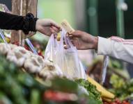 Fotografía de archivo de una persona que realiza compras en el mercado Central de Frutas y Verduras en la localidad de Tápiales en Buenos Aires, Argentina