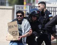 La policía reprime a activistas israelíes pro-Palestina en la ciudad de Sderot, cerca de la frontera con la Franja de Gaza, en el sur de Israel, el 4 de agosto de 2025.
