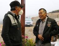 Antonio Carapaz mientras conversa con un vecino.