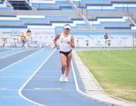 La marchista nacional durante la competencia en el estadio Modelo de Guayaquil.