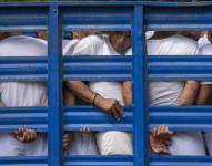 Sujetos arrestados bajo el estado de excepción son transportados a un centro de detención en la ciudad de Soyapango.