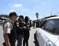 Policías revisan los documentos de un conductor, en el cantón Santo Domingo.