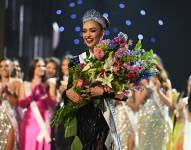 Fotografía cedida por Miss Universo donde aparece Miss Universo Estados Unidos 2022, R'Bonney Gabriel, tras ganar Miss Universo 2023, hoy, en el Ernest N. Morial Convention Center en Nueva Orleans, Luisiana (Estados Unidos). EFE/ Benjamin Askinas /Miss Universe