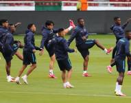 Algunos futbolistas durante el calentamiento del equipo antes del duelo ante Chile.