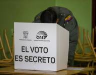 Ciudadanos ecuatorianos acuden a votar en las elecciones locales de Ecuador y el referéndum promovido por el Gobierno para reformar la Constitución hoy, en Quito.
