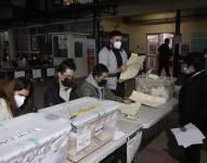 Funcionarios cierran las urnas e inician el conteo de votos hoy, en el cierre de las elecciones locales y constituyentes, en Santiago de Chile. EFE