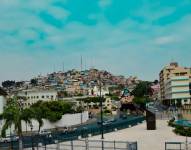 Panorámica de Guayaquil en la que se destaca el río Guayas y el crecimiento arquitectónico.