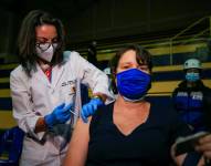 AME2284. QUITO (ECUADOR), 31/05/2021.- Una mujer recibe la vacuna contra la covid-19 hoy, en la Universidad Salesiana, en Quito (Ecuador). EFE