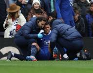 Thiago Silva es examinado por los médicos durante el partido del pasado domingo entre el Tottenham Hotspur y el Chelsea, por la Premier League.