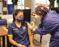 La deportista de pentatlón moderno Marcela Cuaspud fue la primera en ser inoculada.