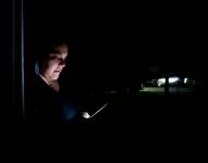 Una persona observa su teléfono móvil este 25 de febrero 2025, en Santiago (Chile).