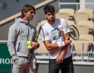 Fotografía de archivo del número uno del mundo Carlos Alcaraz (d) y su entrenador Juan Carlos Ferrero, que han anunciado este miércoles el final de su relación deportiva después de más de siete años.