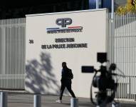 Un peatón pasa frente a la sede de la Brigada de Represión del Bandido (BRB) y la Dirección Regional de la Policía Judicial de París, tras la detención de dos sospechosos en el marco de la investigación del robo del Louvre, en París.