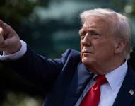 El presidente de Estados Unidos, Donald Trump, gesticula tras recibir a los campeones nacionales de fútbol americano universitario de 2025, Ohio State Buckeyes, celebrando la temporada ganadora del título del equipo con una ceremonia en el jardín sur de la Casa Blanca en Washington, DC, el 14 de abril de 2025.