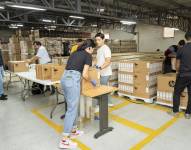 Personal técnico realizando la constatación y verificación del estado de los equipos.