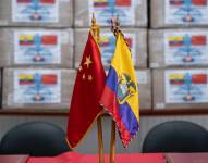 Fotos de las banderas de China y Ecuador juntas, tomada en un despacho de la Asamblea Nacional en junio de 2020.